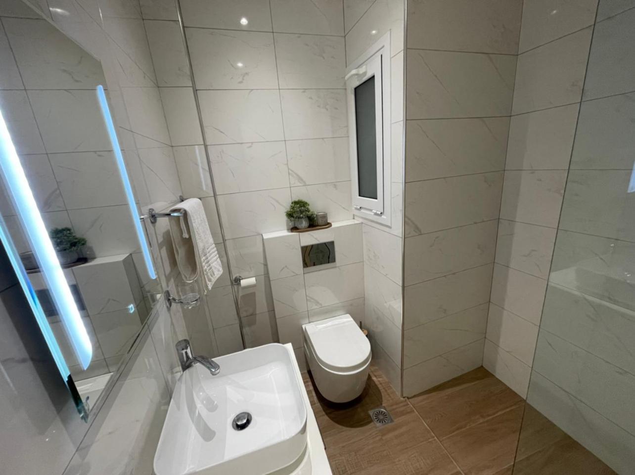Agora Luxury 5 *